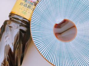 碗里加入珍选捞汁