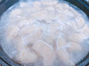 大火煮开后，点入三次凉水，煮至饺子浮起就可以了