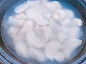 锅里烧水，水滚开后放入水饺