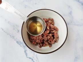 牛肉切丁加一勺料酒，