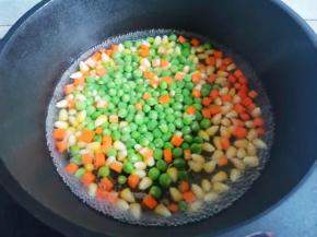 锅中烧开水，滴几滴油和盐，放入玉米、胡萝卜、豌豆煮2分钟捞出过凉。