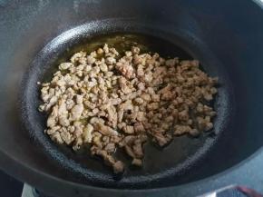 锅中热油，放入牛肉炒至变色即盛出备用。