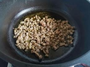 锅中热油，放入牛肉炒至变色即盛出备用。