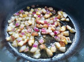 另起锅热油，放入香菇、洋葱炒软，