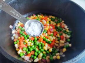 加一勺盐炒匀，