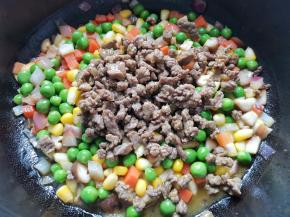 最后加入牛肉炒匀出锅。
