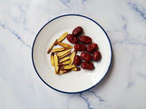 红枣、甘草洗净。