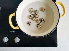 鹌鹑蛋冷水入锅煮熟。