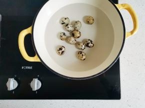 鹌鹑蛋冷水入锅煮熟。