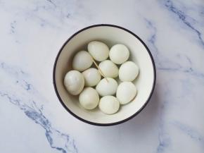 过冷水剥壳，用牙签在表面戳出洞洞方便入味。