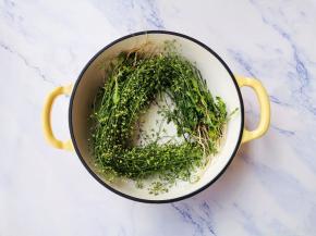 锅中铺上荠菜，