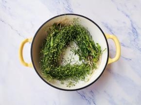 锅中铺上荠菜，