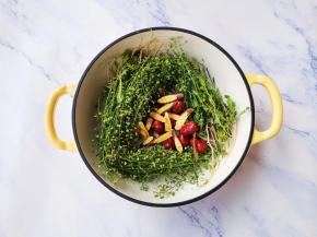 放入红枣、甘草，