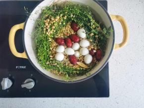 放入没过食材的水，加入剥好的鹌鹑蛋，大火烧开转小火煮30分钟即可。