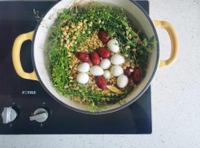 放入没过食材的水，加入剥好的鹌鹑蛋，大火烧开转小火煮30分钟即可。