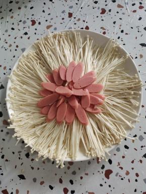 火腿肠切成片，摆放整齐！