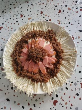 放入适量的蒜蓉酱！(家里没有蒜蓉酱的可以自己做一点:蒜末，小米辣淋上热油搅拌均匀，再放入适量的生抽，蚝油，白糖，鸡精，少许清水搅拌均匀调成蒜蓉酱！)