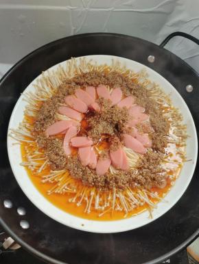 看看金针菇里面的水分都蒸出来了！有条件的在金针菇下面垫一些泡好的粉丝再蒸，更完美，粉丝刚好吸收汤汁儿，我家粉丝用完了，所以没放！