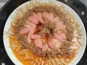 看看金针菇里面的水分都蒸出来了！有条件的在金针菇下面垫一些泡好的粉丝再蒸，更完美，粉丝刚好吸收汤汁儿，我家粉丝用完了，所以没放！
