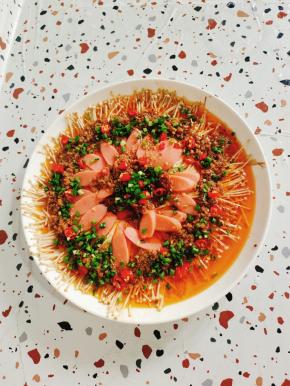 放入适量的小米辣和葱花！