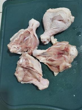 鸡腿解冻清洗干净。用剪刀把鸡腿剪开，再在背面划两刀，方便入味儿！