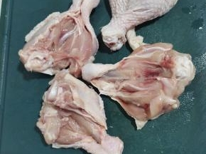 鸡腿解冻清洗干净。用剪刀把鸡腿剪开，再在背面划两刀，方便入味儿！