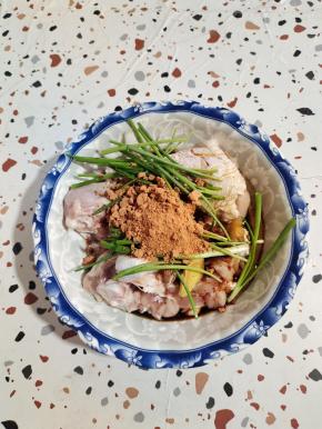 处理好的鸡腿放在大碗中，再放入生姜，葱段，生抽，奥尔良烤肉料，食用油！