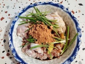 处理好的鸡腿放在大碗中，再放入生姜，葱段，生抽，奥尔良烤肉料，食用油！