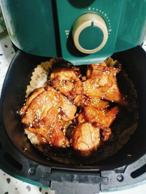 取出，撒适量的白芝麻。再继续烤5分钟左右！