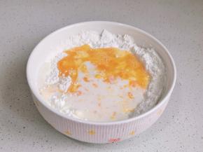 加入常温蛋液和牛奶。