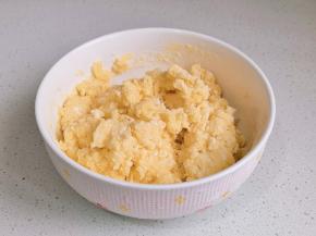 翻拌均匀至无干粉。