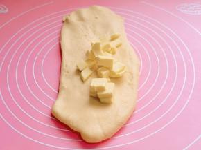 加入软化的黄油“搓衣服的手法”将黄油揉至被面团吸收，约5分钟左右。