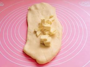 加入软化的黄油“搓衣服的手法”将黄油揉至被面团吸收，约5分钟左右。