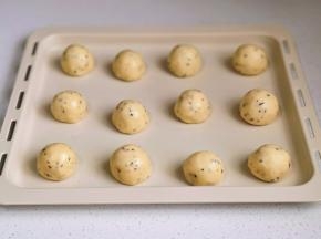 分成等份小面团，摆入烤盘中“间隔距离” 表面喷少许水（喷点水烤出来裂痕比较好看）