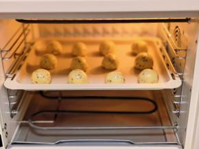 入预热好的烤箱中层。