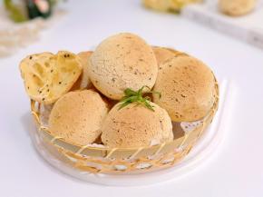 取出放烤网上晾凉即可。