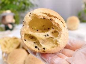 一口气吃两个。