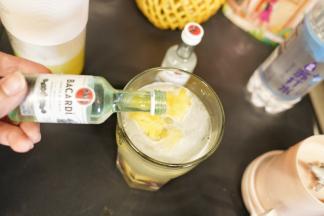 最后倒入少许朗姆酒即可