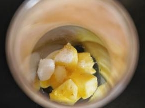 把菠萝果肉放入榨汁机中，加入白砂糖和冰水