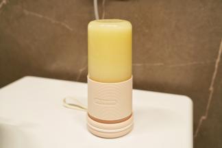 启动榨汁机把菠萝搅打成菠萝果汁