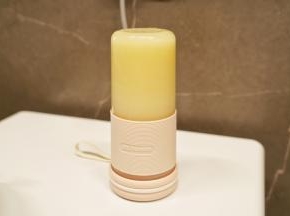 启动榨汁机把菠萝搅打成菠萝果汁