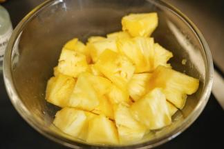 菠萝去皮后把果肉切成小块