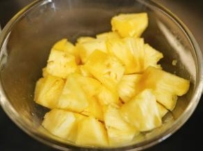菠萝去皮后把果肉切成小块