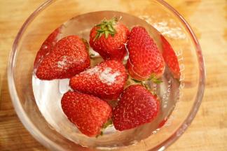 草莓洗净后放入清水中，加入少许盐浸泡2分钟