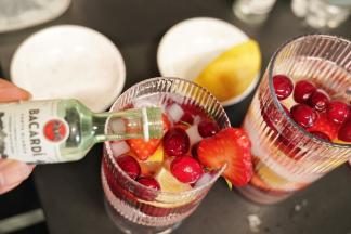 在杯里倒入20毫升朗姆酒调制成气泡苏打果酒