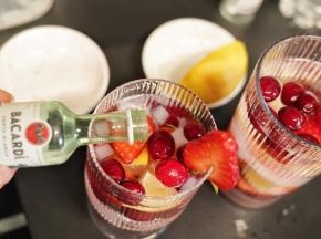 在杯里倒入20毫升朗姆酒调制成气泡苏打果酒