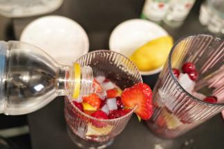 在杯里加入八分满的苏打水