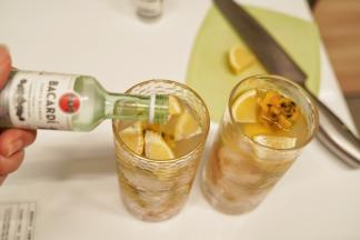 最后倒入朗姆酒调制一下即可