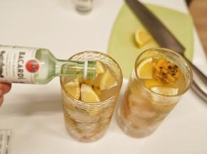 最后倒入朗姆酒调制一下即可