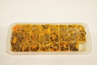 事先把百香果果然勺入硅胶冰格模具里，放入冰箱冷冻室冷冻成百香果冰块